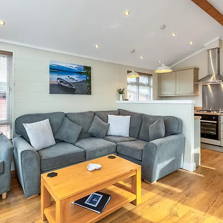 4 Lakeside Apartment