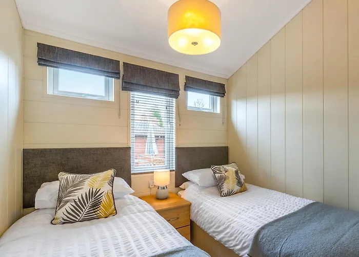 4 Lakeside Apartment