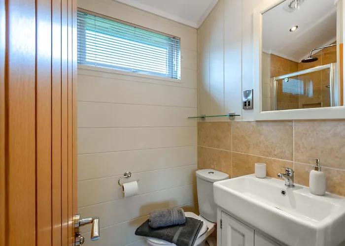 4 Lakeside Apartment *